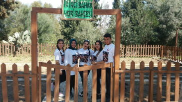 Üniversitelilerden huzur evine  hobi bahçesi