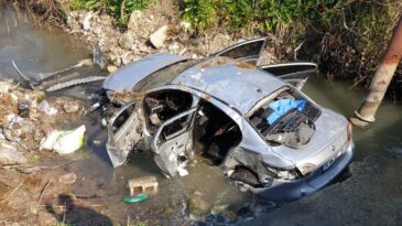 Kumlu’da Minibüsle çarpışan otomobil dereye uçtu: 3 ölü, 2 yaralı