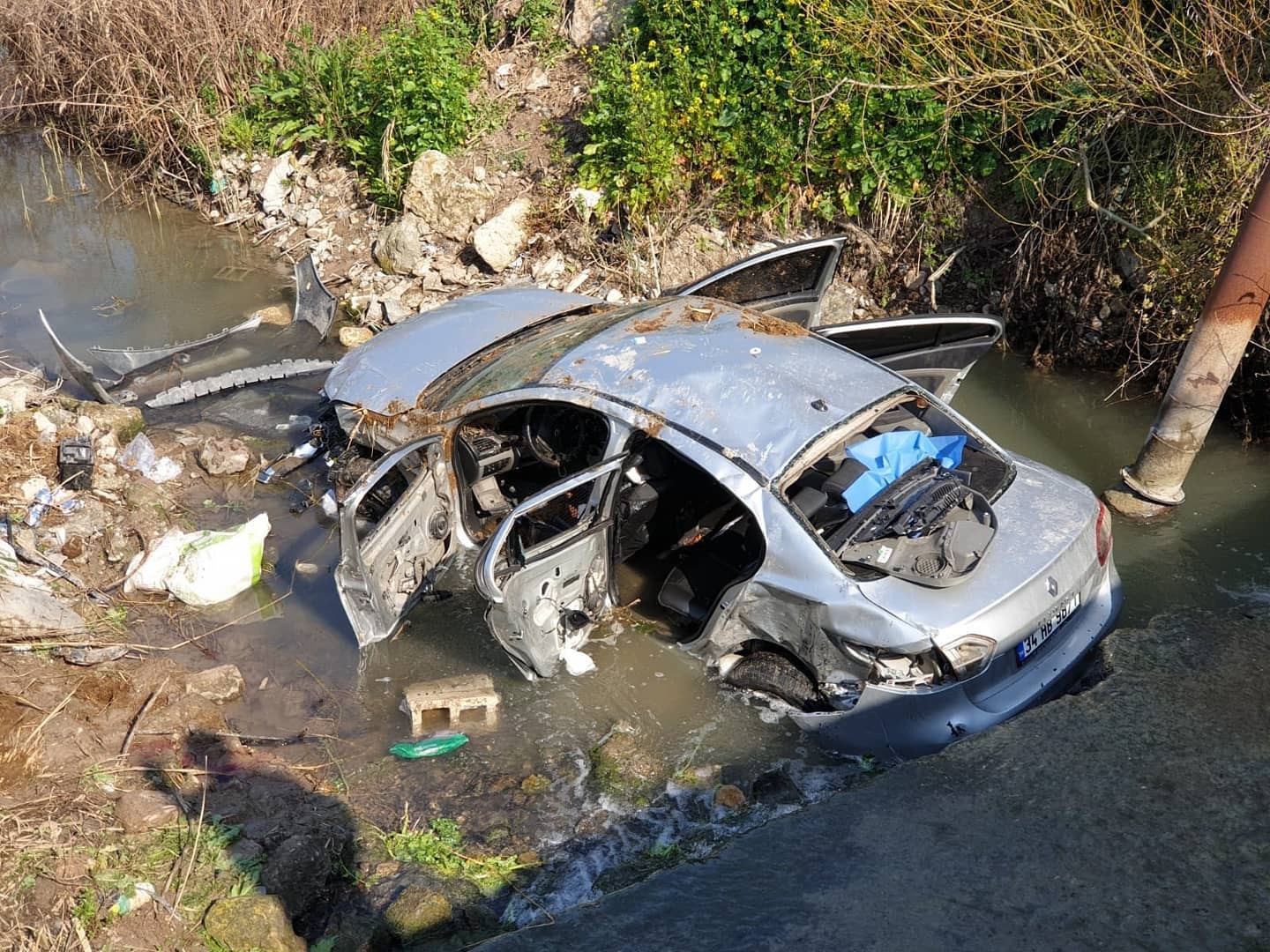 Kumlu’da Minibüsle çarpışan otomobil dereye uçtu: 3 ölü, 2 yaralı
