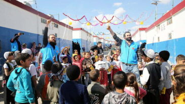 Dizi oyuncuları Suriye’de yetimlerin gönlünü fethetti