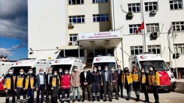 Ambulanslar teslim edildi