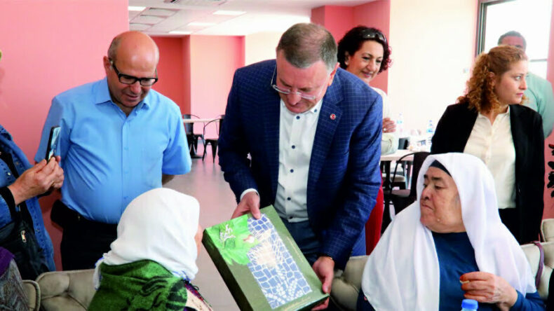 BAŞKAN SAVAŞ ANNELER GÜNÜ’NDE YAŞLILARI UNUTMADI