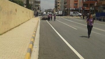 REFÜJ VE KALDIRIM BORDÜR TAŞLARINA BAKIM VE BOYAMA ÇALIŞMALARI SÜRÜYOR