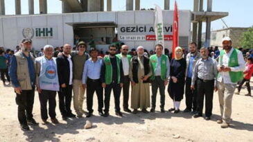 Canik Belediye Başkanı Osman Genç Afrin Halkına Yemek Dağıttı