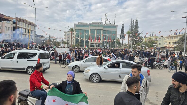 Reyhanlı’da Suriyeliler, Esad Rejiminin Çöküşüyle Meydanları Doldurdu