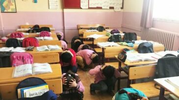İlkokulda, deprem ve yangın tatbikatı