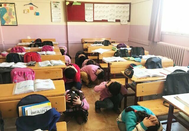 İlkokulda, deprem ve yangın tatbikatı