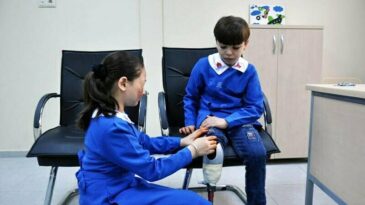 Varil bombası ile yaralanan kardeşler Türkiye’de yaşama tutunuyor