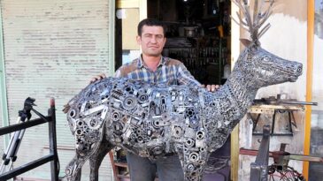 Oto yedek parça ve demir hurdaları ile hayvan heykeli ve sehpa yapıyor