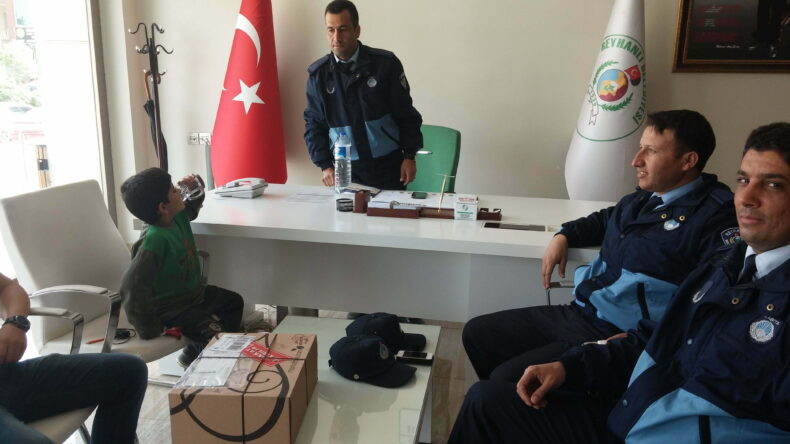Reyhanlı Zabıtası Kaybolan Suriyeli Çocuğu Ailesine Teslim Etti