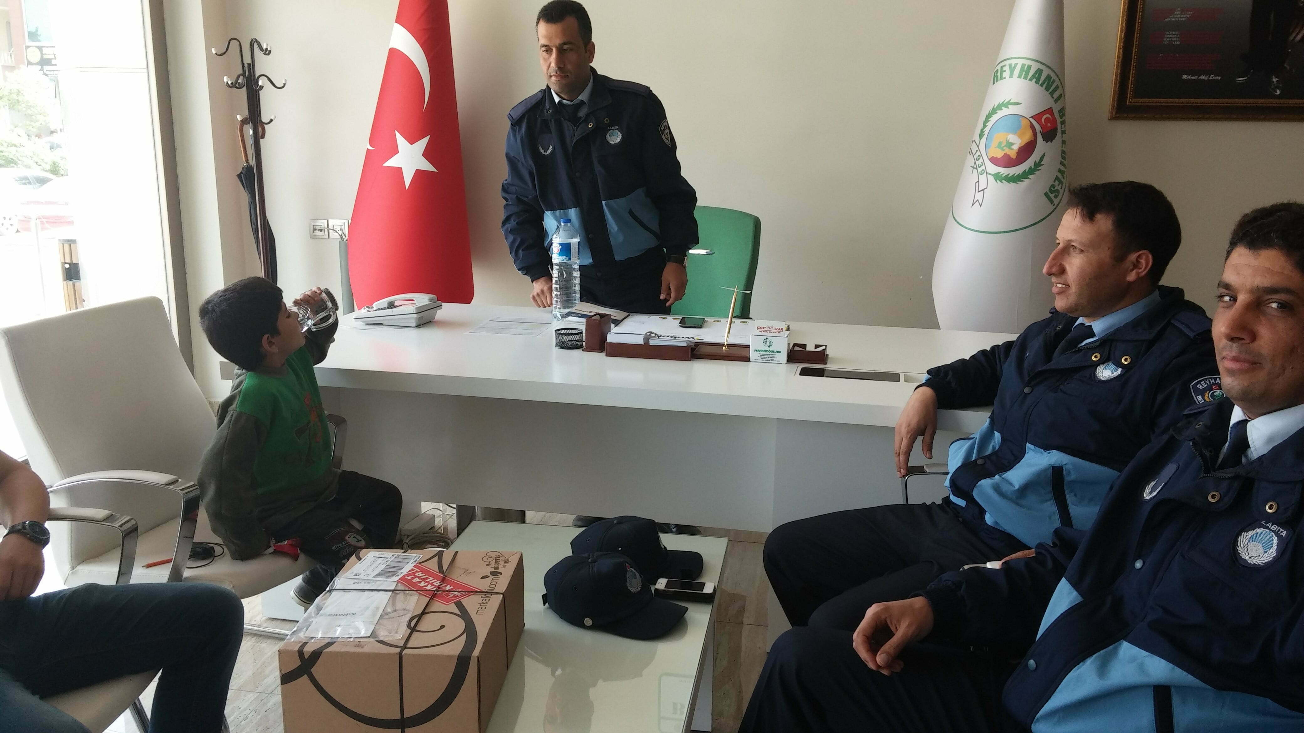 Reyhanlı Zabıtası Kaybolan Suriyeli Çocuğu Ailesine Teslim Etti