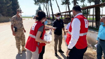 KARANTİNAYA ALINAN MAHALLE SAKİNLERİNE HİJYEN KİTİ DAĞITILDI