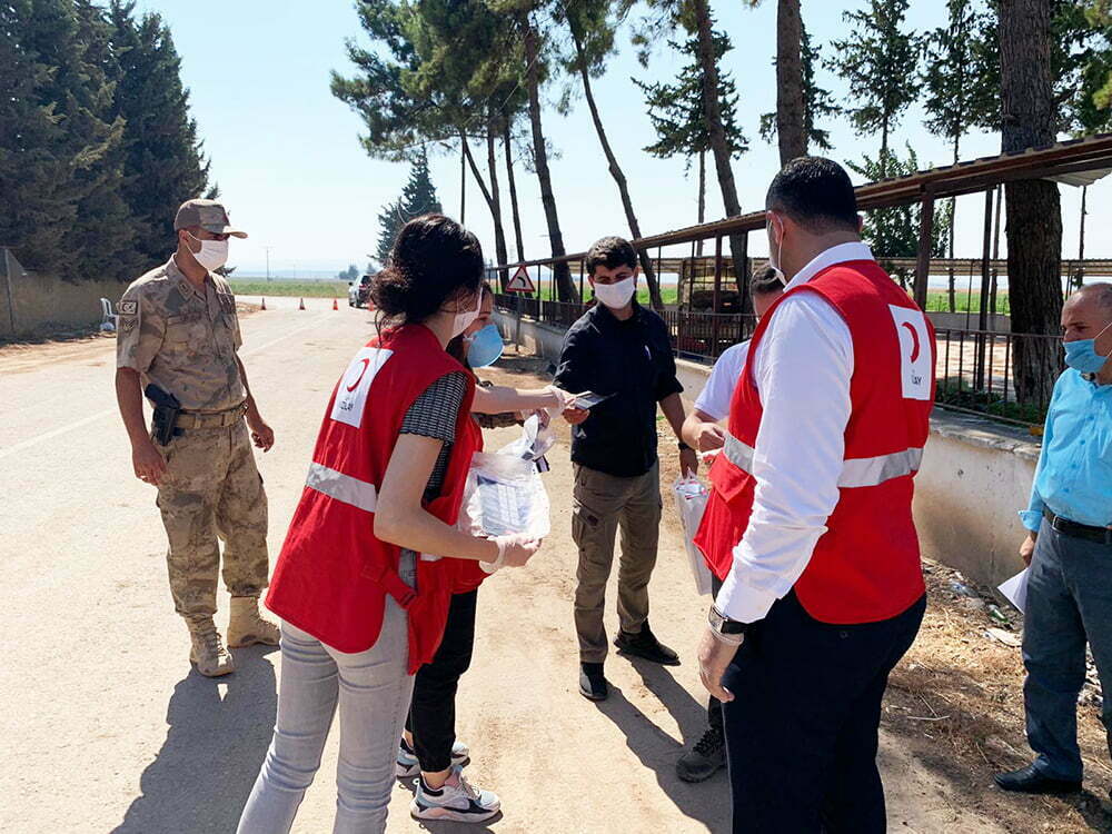 KARANTİNAYA ALINAN MAHALLE SAKİNLERİNE HİJYEN KİTİ DAĞITILDI