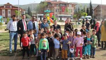 Türk ve Suriyeli anaokulu öğrencileri fidan dikti