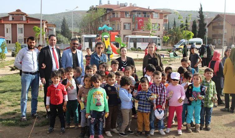 Türk ve Suriyeli anaokulu öğrencileri fidan dikti