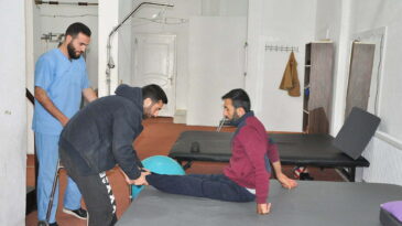 Savaşta yaralanan Suriyelilere fizik tedavi