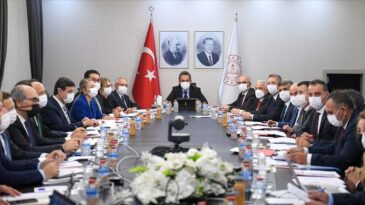 “ÖĞRENCİLER VE ÖĞRETMENLER OKULA MASKE TAKARAK GELECEKLER”