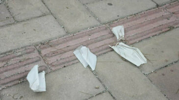 Yere atılan maskeler tehlike saçıyor