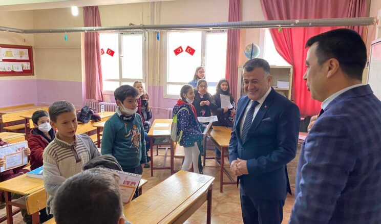 BAŞKAN HACIOĞLU ÖĞRENCİLERİN HEYECANINA ORTAK OLDU