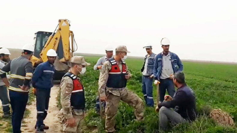 JANDARMA EŞLİĞİNDE ÇİFTÇİNİN ELEKTRİĞİNİ KESTİLER!