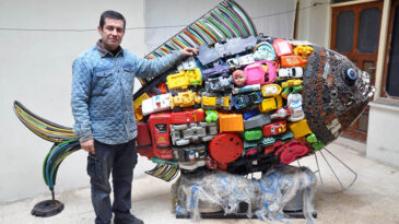 Plastik ve metal atıklarla 200 kiloluk balık heykeli yaptı