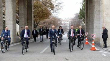 VEKİL KAŞIKÇI, MECLİSTE PEDAL ÇEVİRDİ