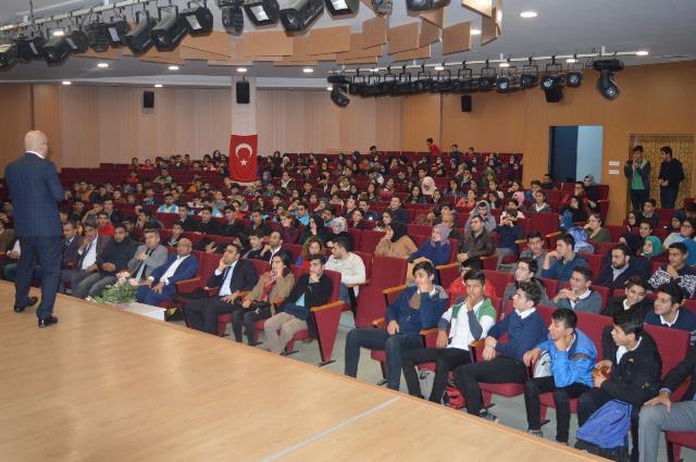 Reyhanlı Ufuk Eğitim Derneği’nden “Diğital Haçlı Seferleri ve Gençlerin Sosyal Medya Kullanımı” Konferansı