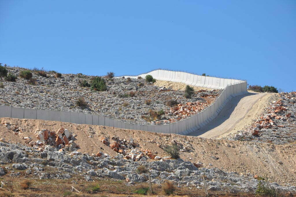 Hatay-Suriye sınırına 77 kilometrelik beton duvar çekildi