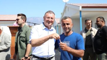 BAŞKAN SAVAŞ KONTEYNER ANAHTARLARINI TESLİM ETTİ