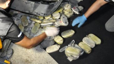 “Dur” ihtarına uymadı, Polise çarpıp kaçtı, araçtan 34 kilogram esrar çıktı