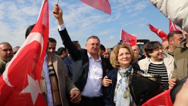 HATAYLILAR, ANKARA’DAN DÖNEN LÜTFÜ SAVAŞ’I COŞKUYLA KARŞILADI