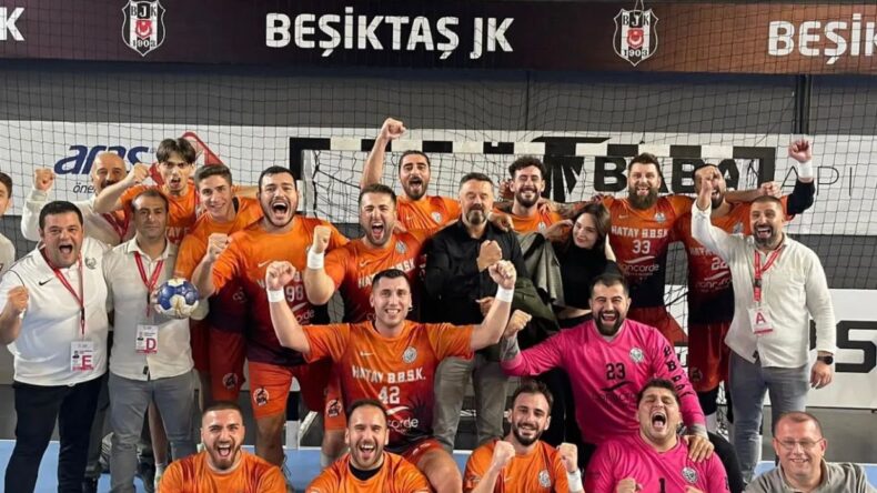 LÜTFÜ SAVAŞ’TAN 5’TE 5 YAPAN HENTBOL TAKIMINA  ÖVGÜ DOLU SÖZLER