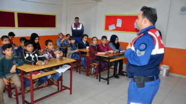 Jandarma’dan öğrencilere trafik eğitimi