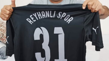 Hataylı Depremzede gazeteci Hasan Yetmez’e Reyhanlıspor forması