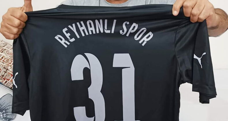 Hataylı Depremzede gazeteci Hasan Yetmez’e Reyhanlıspor forması