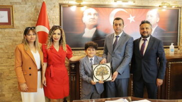 BAŞKAN YUMUŞAK KOLTUĞU KÜÇÜK MEHMET TUĞALP LÖKLÜ’YE DEVRETTİ