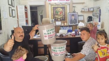 MUHTAR SAKİN, MAHALLE ESNAFINA ÇÖP KOVASI DAĞITTI