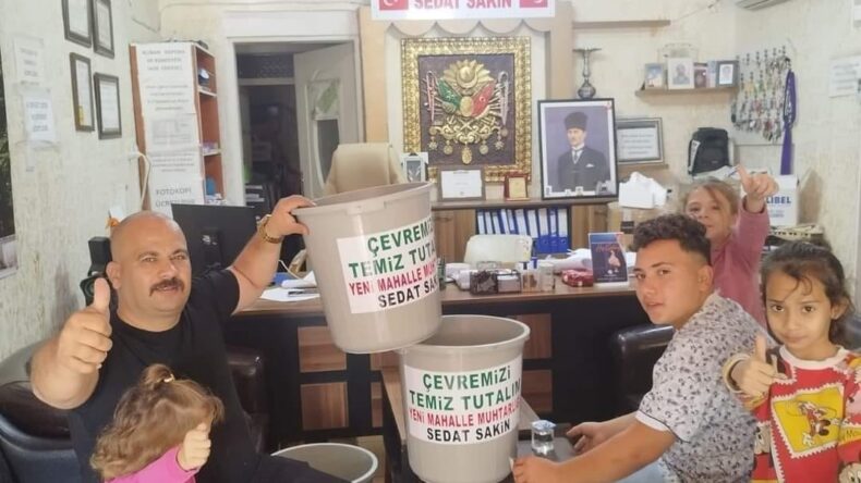 MUHTAR SAKİN, MAHALLE ESNAFINA ÇÖP KOVASI DAĞITTI