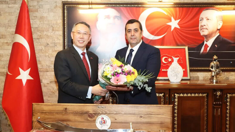 BAŞKAN YUMUŞAK HUANG’I AĞIRLADI