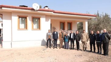 REYHANLI’DA KÖY EVLERİ HAK SAHİPLERİNE TESLİM EDİLDİ