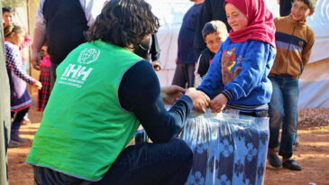 İHH’dan İdlib’e gıda ve battaniye yardımı