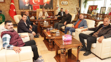 BAŞKAN YUMUŞAK ÇİÇEĞİ BURNUNDA MUHTARI AĞIRLADI