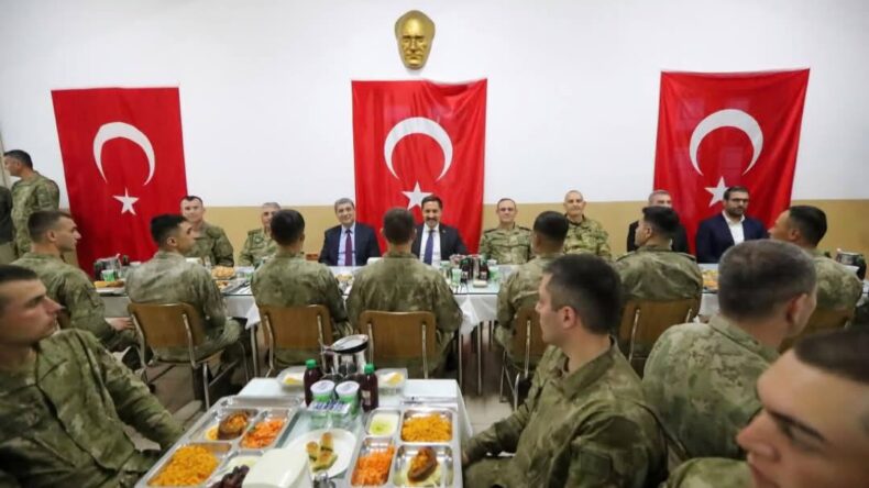 VALİ MASATLI MEHMETÇİKLE İFTAR YAPTI