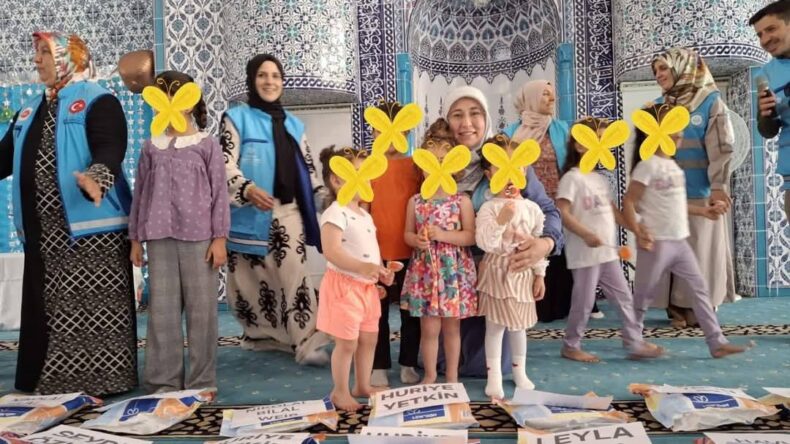 60 Yetim Çocuğa Bayramlık Hediye Edildi