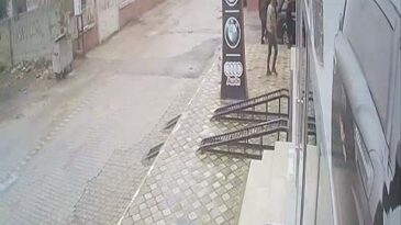 REYHANLI’DA FIRTINANIN DEVİRDİĞİ TABELA ÇOCUĞU TEĞET GEÇTİ