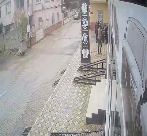 REYHANLI’DA FIRTINANIN DEVİRDİĞİ TABELA ÇOCUĞU TEĞET GEÇTİ