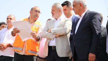 BAŞKAN ÖNTÜRK KUMLU’DA HALI SAHA TEMEL ATMA TÖRENİNE KATILDI