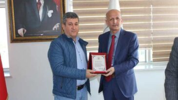 Belediye meclis üyelerine plaket