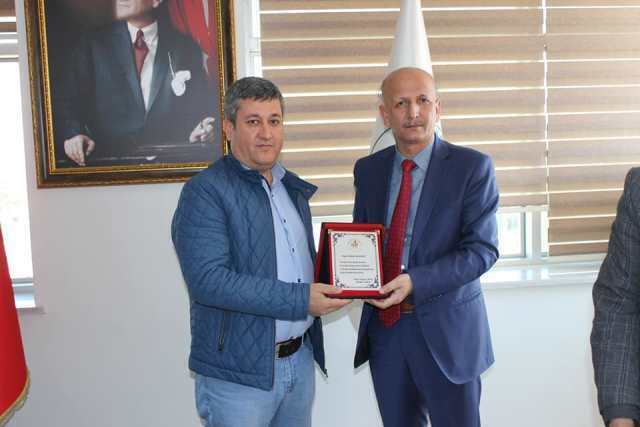 Belediye meclis üyelerine plaket