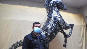 Hurda parçalardan 800 kilo ağırlığında at heykeli yaptı